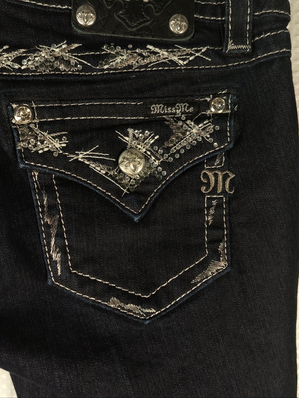 Miss Me Signature Boot cut Embellished Dark Wash Blue Women’s Jean Size 30x34 - Picture 5 of 12